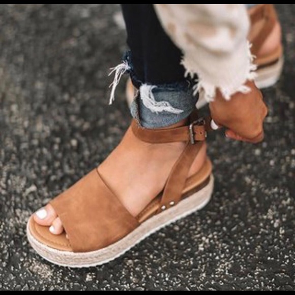 🔥CLEARANCE🔥Tan Platform Wedge Sandal All Sizes - Picture 3 of 5